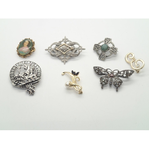 225 - Seven costume jewellery brooches
P&P group 1 (£16 for the first item and £1.50 for subsequent items)