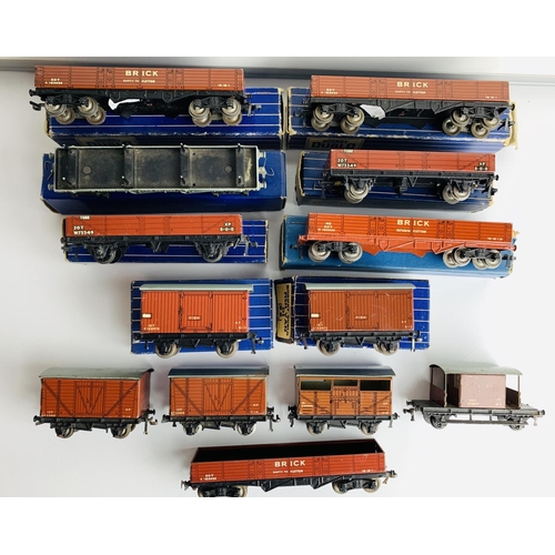 765 - 13x Hornby Dublo Assorted Freight Wagons 8x Include Original Boxes
P&P group 2 (£20 for the first it... 