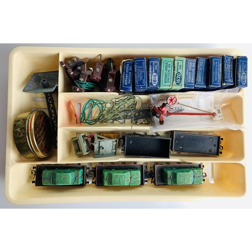 772 - 15x Hornby Dublo Lever Switches, 5x Hornby Dublo Wagons, 2x Hornby Dublo Buffer Stops & some other A... 