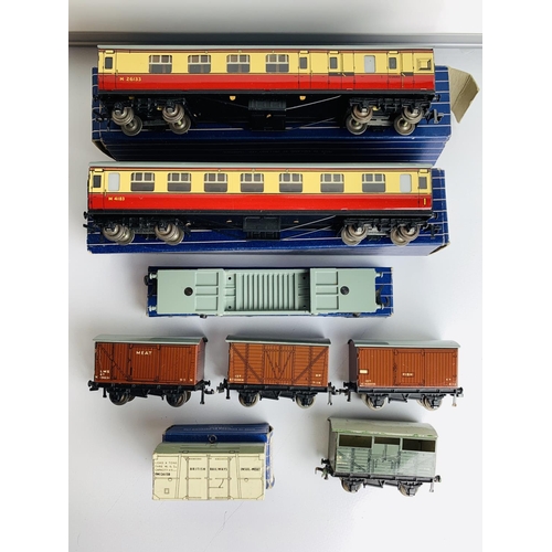 775 - 8x Hornby Dublo Assorted Coaches & Wagons 4x of which are Boxed
P&P group 2 (£20 for the first item ... 