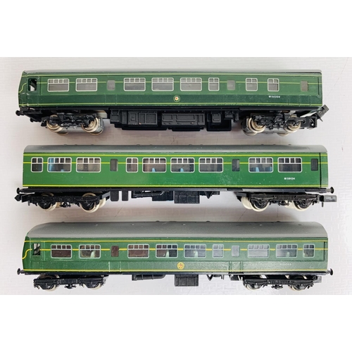 797 - Graham Farish N Gauge BR Green 3 Car Class 101 DMU - Unboxed
P&P group 1 (£16 for the first item and... 