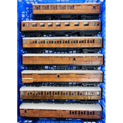 825 - 7x Kit Built OO Gauge LNER Teak Passenger Coaches - Unboxed. All in good used condition. 
P&P group ... 