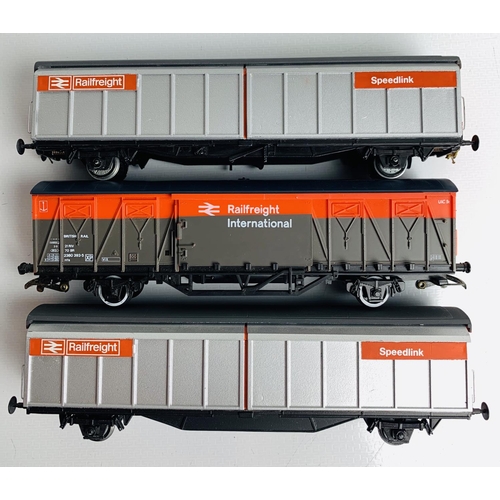 834 - 3x OO Gauge BR Railfreight Van Wagons - Unboxed
P&P group 2 (£20 for the first item and £2.50 for su... 