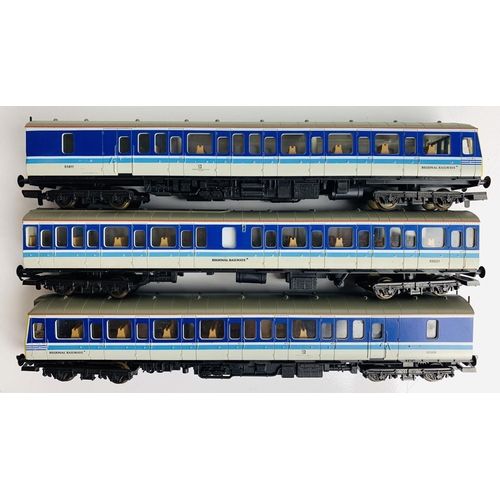 838 - Lima OO Gauge BR Regional Railways 3x Car DMU Class 117 - Unboxed
P&P group 2 (£20 for the first ite... 