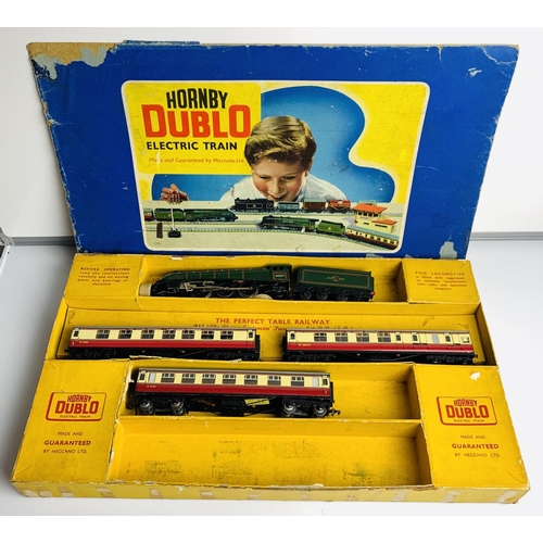 869 - Hornby Dublo 3-Rail Mallard Train Set - Lacking Track
P&P group 2 (£20 for the first item and £2.50 ... 