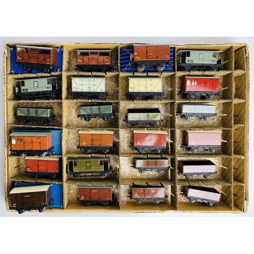 870 - 24x Hornby Dublo Assorted Freight Wagons - 4x with Boxes
P&P group 2 (£20 for the first item and £2.... 