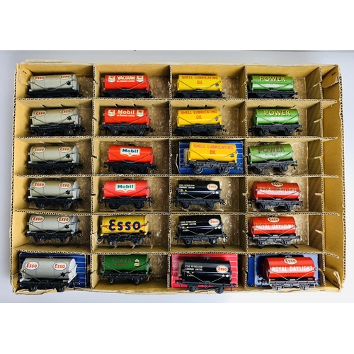 871 - 24x Hornby Dublo Assorted Tanker Wagons - 4x with Boxes
P&P group 2 (£20 for the first item and £2.5... 