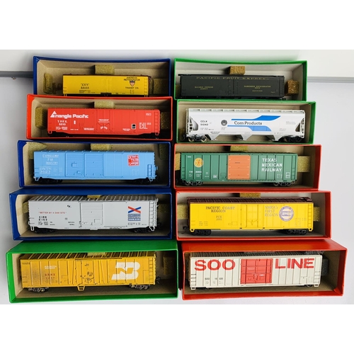 896 - 10x Assorted HO Scale Wagons - Fitted with Kaydee Couplings, Supplied in Leatherette Storage Boxes
P... 