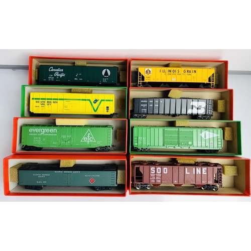 898 - 8x Assorted HO Scale Wagons - Fitted with Kaydee Couplings, Supplied in Leatherette Storage Boxes
P&... 