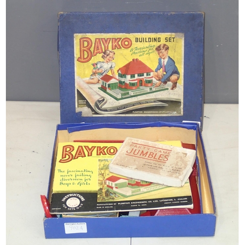 902A - Bayko building set no. 1 with instructions (unchecked but appears complete)
P&P group 3 (£27 for the... 