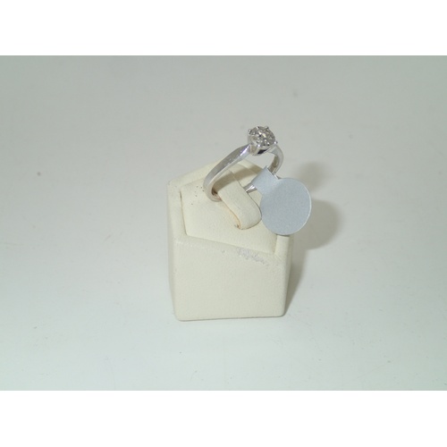 98A - 9ct white gold cluster ring Size K 2.2g
P&P group 1 (£16 for the first item and £1.50 for subsequent... 