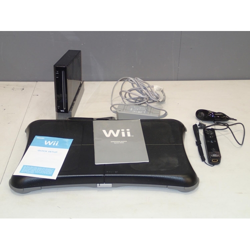 904 - Nintendo Wii and Wii Fit board
P&P group 3 (£27 for the first item and £4.00  for subsequent items)