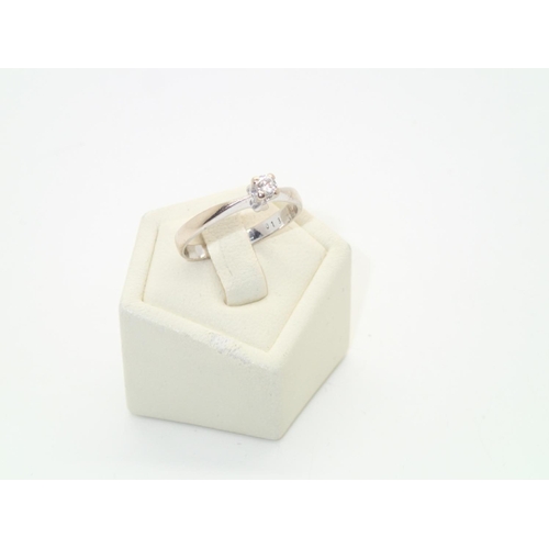 100 - 18ct white gold diamond solitaire engagement ring, size N/O, 2.3g
P&P group 1 (£16 for the first ite... 