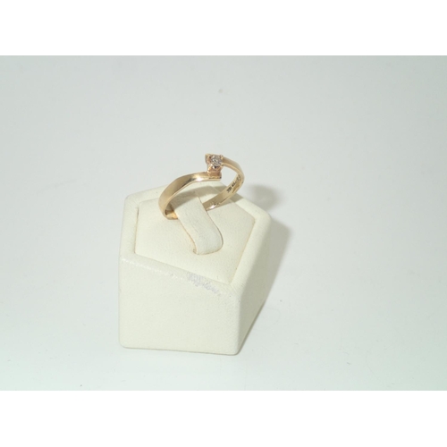 114 - Contemporary 18ct gold diamond solitaire ring, size L/M, 1.4g
P&P group 1 (£16 for the first item an... 