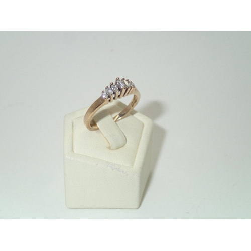 124 - Unusual contemporary 9ct gold seven stone graduated diamond ring, size N/M, 2.4g
P&P group 1 (£16 fo... 