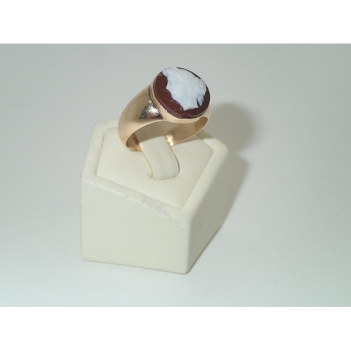 130 - Antique heavy gauge 18ct gold cameo set ring, size O, 5.5g
P&P group 1 (£16 for the first item and £... 