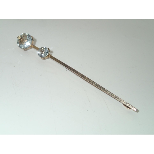 141 - 9ct gold white topaz set pin brooch, L: 75 mm, 3.5g
P&P group 1 (£16 for the first item and £1.50 fo... 