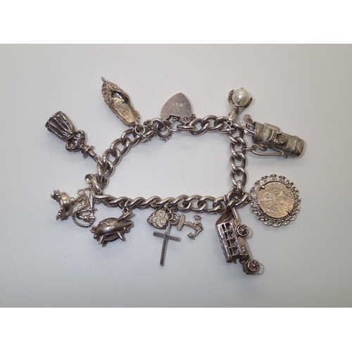 153 - Vintage Charm Bracelet with 9 charms 65g
P&P group 1 (£16 for the first item and £1.50 for subsequen... 