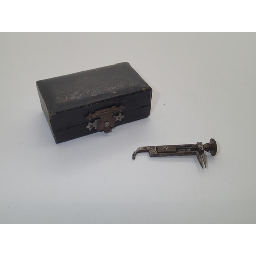 155 - Vintage Watchmakers Internal/External Vernier Gauge in original box
P&P group 1 (£16 for the first i... 