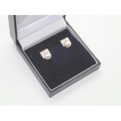 170 - Pair of contemporary 18ct white gold, diamond and pearl earrings
P&P group 1 (£16 for the first item... 