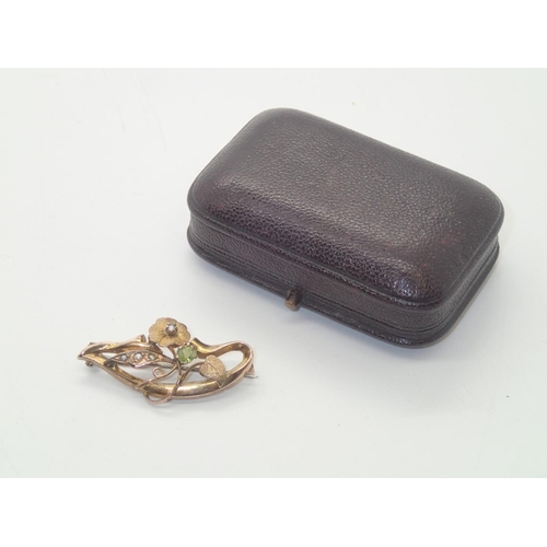 184 - Boxed Chester hallmarked 9ct gold Edwardian peridot and pearl set brooch, 2.4g
P&P group 1 (£16 for ... 