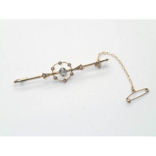 190 - Antique 15ct gold aquamarine and seed pearl bar brooch, with guard chain, L: 62 mm, 3.8g
P&P group 1... 