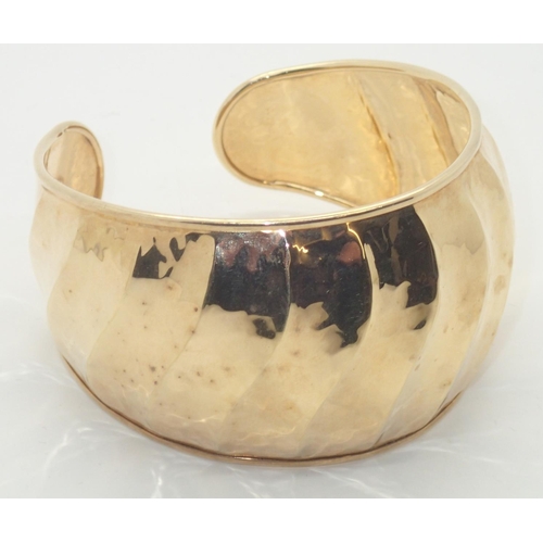 93 - Contemporary Italian gold plated bangle
P&P group 1 (£16 for the first item and £1.50 for subsequent... 
