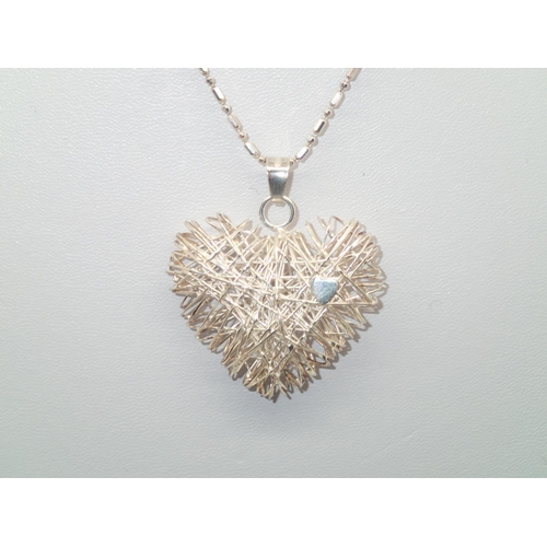 95 - Silver filigree heart pendant and 50 cm chain 
P&P group 1 (£16 for the first item and £1.50 for sub... 