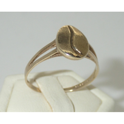 62 - 9ct gold coffee bean ring, size R, 2.0g
P&P group 1 (£16 for the first item and £1.50 for subsequent... 