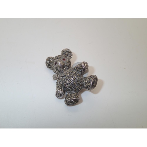 151 - Marcasite vintage teddy bear brooch with ruby eyes, H: 40 mm
P&P group 1 (£16 for the first item and... 