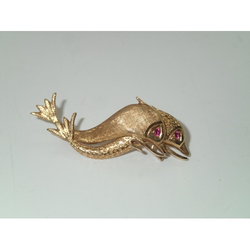 175 - Vintage 18ct gold textured double fish brooch, each having ruby set eyes, 5.6g
P&P group 1 (£16 for ... 