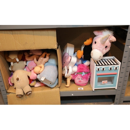 44 - Box of mainly soft toys including Peppa Pig. P&P Group 2 (£18+VAT for the first lot and £2+VAT for s... 