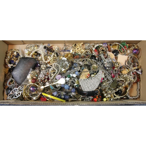 82 - Large quantity of costume jewellery. P&P Group 1 (£14+VAT for the first lot and £1+VAT for subsequen... 