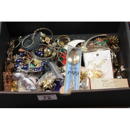 72 - Quantity of costume jewellery. P&P Group 1 (£14+VAT for the first lot and £1+VAT for subsequent lots... 