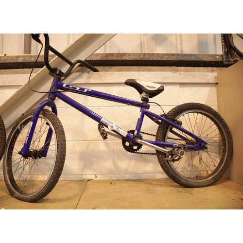 25 - GT Interceptor blue childs bicycle. This lot is not available for in-house P&P, please contact the o... 