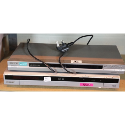 42 - Sony DVD player and recorder. P&P Group 2 (£18+VAT for the first lot and £2+VAT for subsequent lots)