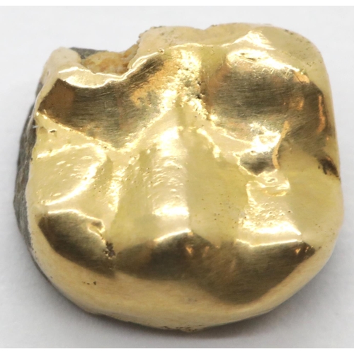 1006 - Gold tooth (usually 14/15ct), 2.8g. P&P Group 1 (£14+VAT for the first lot and £1+VAT for subsequent... 