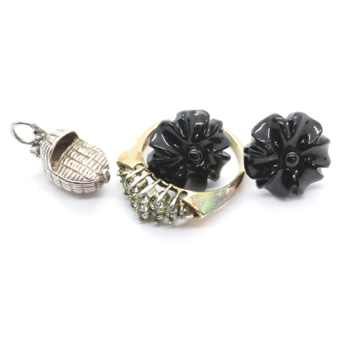 1040 - Ladies black flower design earrings. P&P Group 1 (£14+VAT for the first lot and £1+VAT for subsequen... 