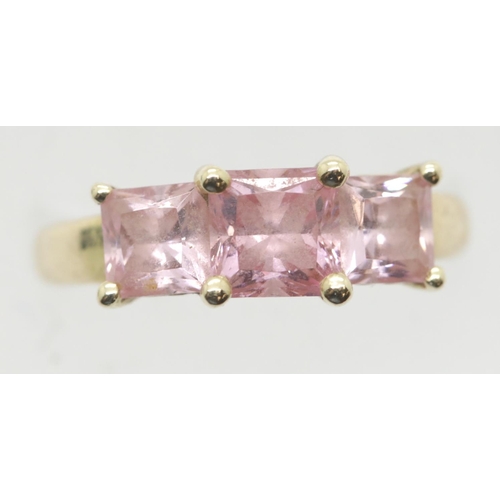 1058 - 9ct gold princess cut pink stone ring size P/Q 2.9g. P&P Group 1 (£14+VAT for the first lot and £1+V... 