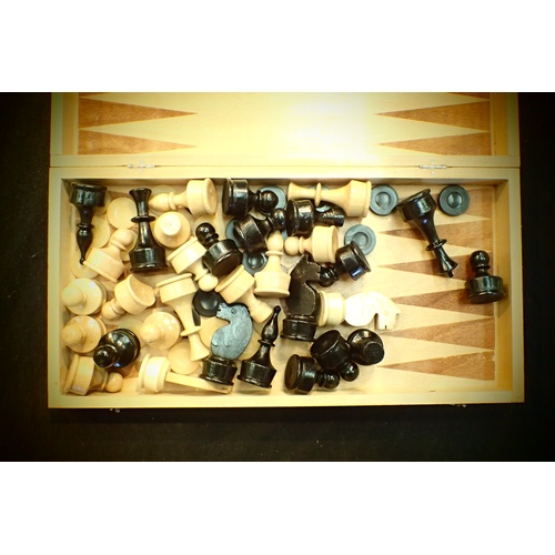 177 - Boxed wooden chess/draughts set.P&P Group 1 (£14+VAT for the first lot and £1+VAT for subsequent lot... 