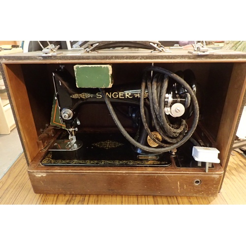 528 - Vintage Singer electric sewing machine in wooden carry case. P&P Group 3 (£25+VAT for the first lot ... 