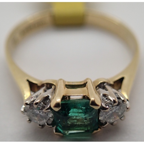 1136 - Ladies 18ct gold, princess cut emerald and diamond ring, size O, 3.7g. P&P Group 1 (£14+VAT for the ... 