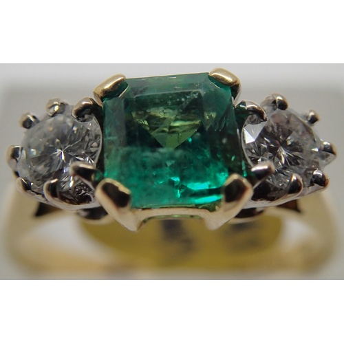 1136 - Ladies 18ct gold, princess cut emerald and diamond ring, size O, 3.7g. P&P Group 1 (£14+VAT for the ... 