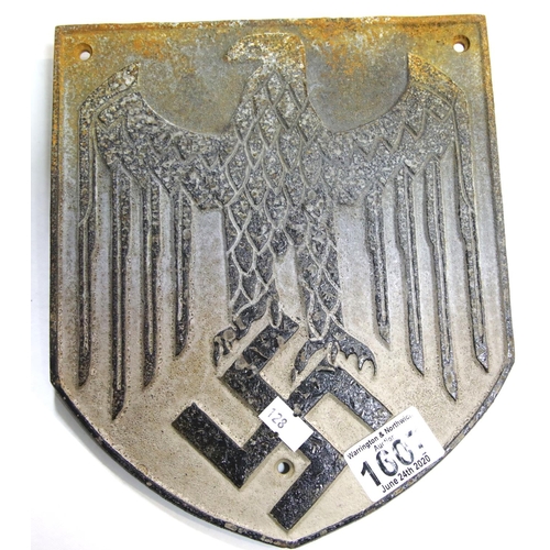 1607 - German WWII style cast iron wagon / wall plaque, H: 24 cm. P&P Group 2 (£18+VAT for the first lot an... 