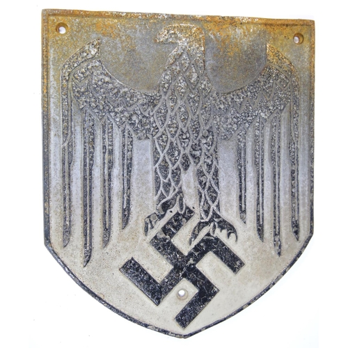 1607 - German WWII style cast iron wagon / wall plaque, H: 24 cm. P&P Group 2 (£18+VAT for the first lot an... 