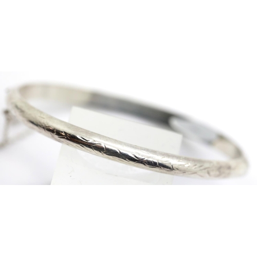 1253 - Ladies 925 silver engraved hinged bangle D: 6 cm, 6.2g. P&P Group 1 (£14+VAT for the first lot and £... 