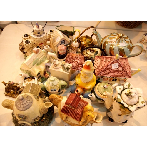 264 - Group of collectable teapots. This lot is not available for in-house P&P.