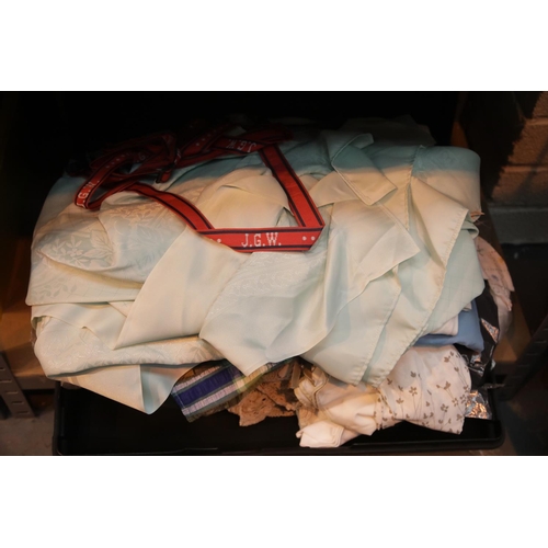 318 - Suitcase of mixed linen. This lot is not available for in-house P&P.