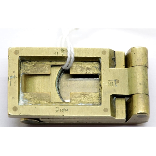 1382 - Antique folding brass pocket linen thread magnifier microscope. P&P Group 1 (£14+VAT for the first l... 