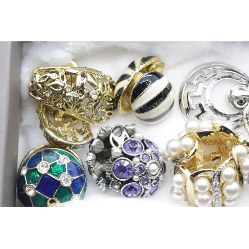 1309 - Tray of mixed costume jewellery brooches.  P&P Group 1 (£14+VAT for the first lot and £1+VAT for sub... 